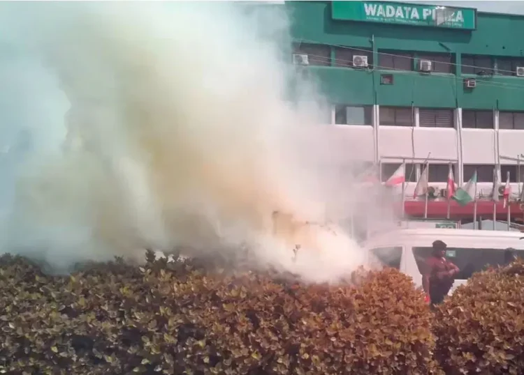 Tear Gas Scare At PDP Headquarters Sends Politicians, Journalists Running (PHOTOS)