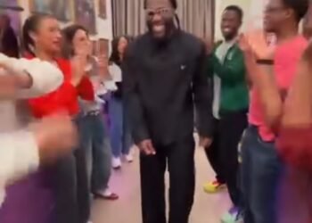 Burna Boy Thrills Fans With Vibrant Entrance At Jennifer Hudson Show