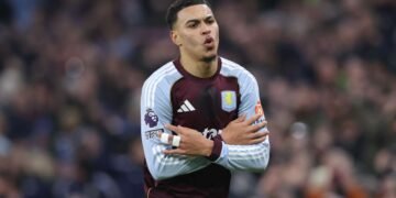 Aston Villa Beat Manchester United 2-1 To Close Gap On Arsenal