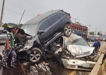 Tomato-Laden Truck Crashes On Otedola Bridge, Causes Major Traffic Disruption