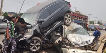 Tomato-Laden Truck Crashes On Otedola Bridge, Causes Major Traffic Disruption