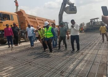 Umahi Commends Local Contractors On FG Projects 