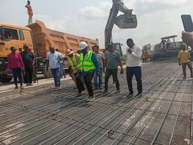 Umahi Commends Local Contractors On FG Projects 