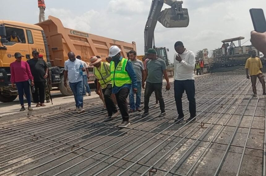 Umahi Commends Local Contractors On FG Projects 